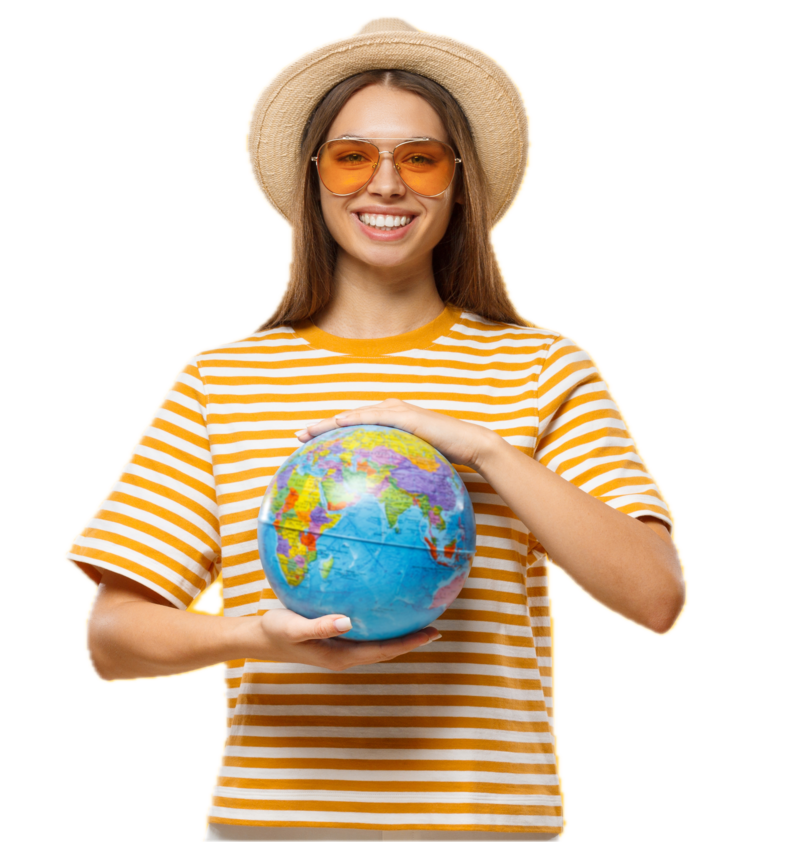 Une jeune femme avec des lunettes de soleil, un chapeau de plage et un globe terrestre dans la main